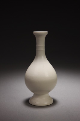 图片[1]-Imitation Ding kiln white glaze vase with dragon and phoenix patterns-China Archive